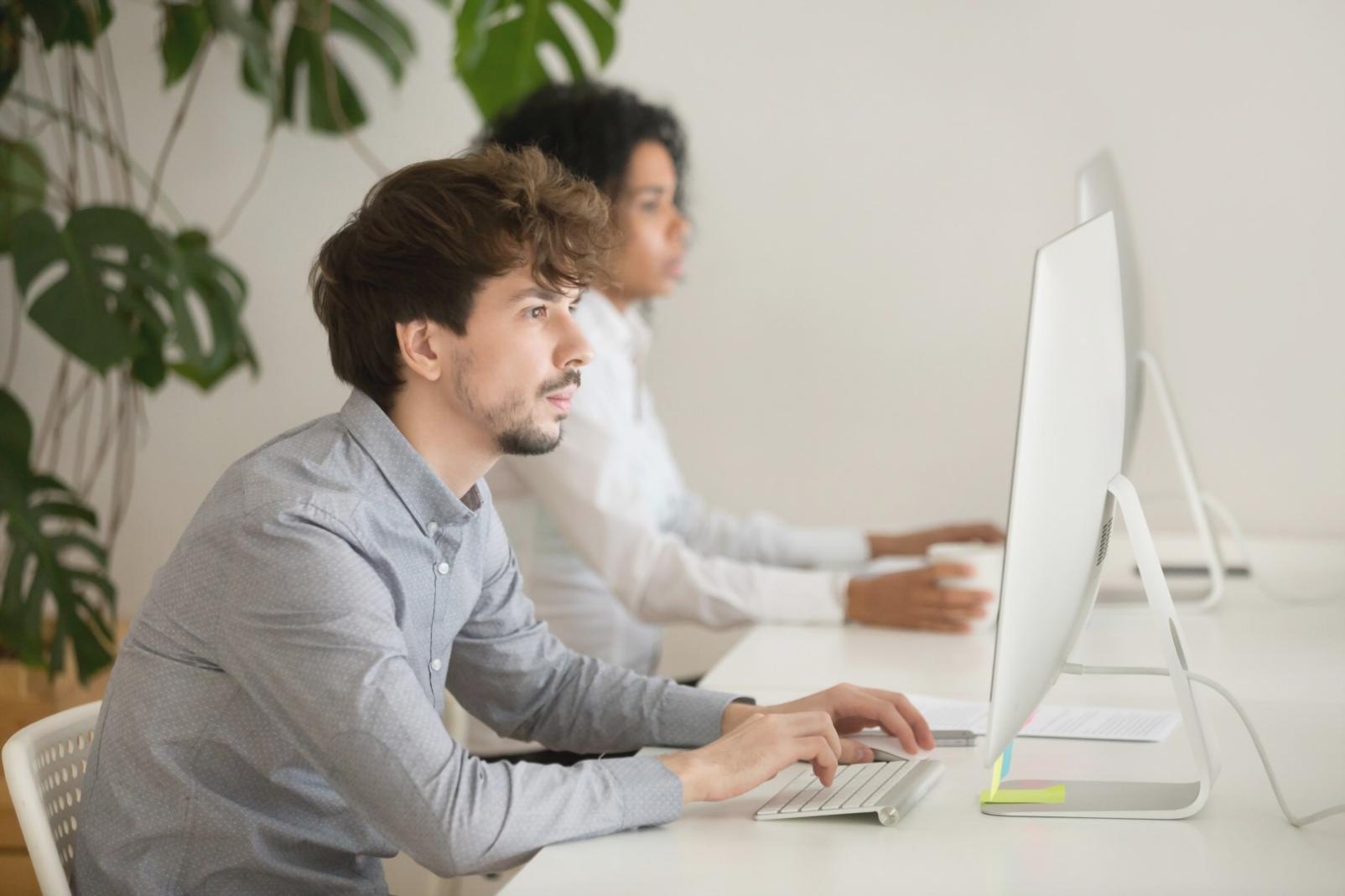 Grupo trabajando en estrategias de posicionamiento local