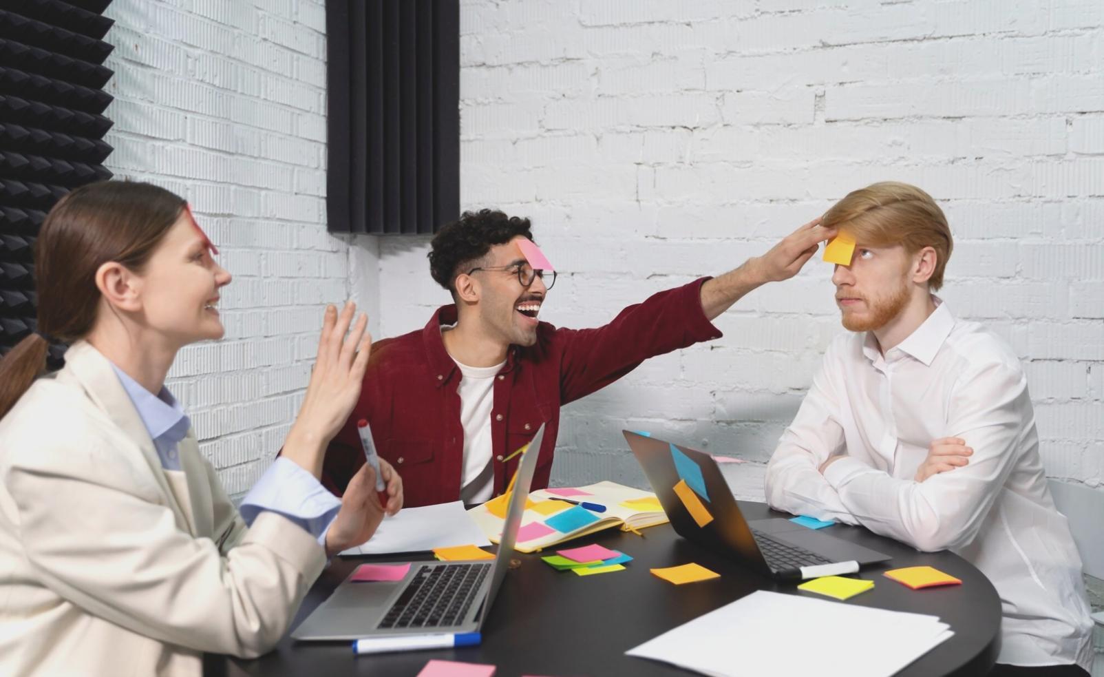 Estudiantes trabajando en estrategias de SEO local con herramientas digitales