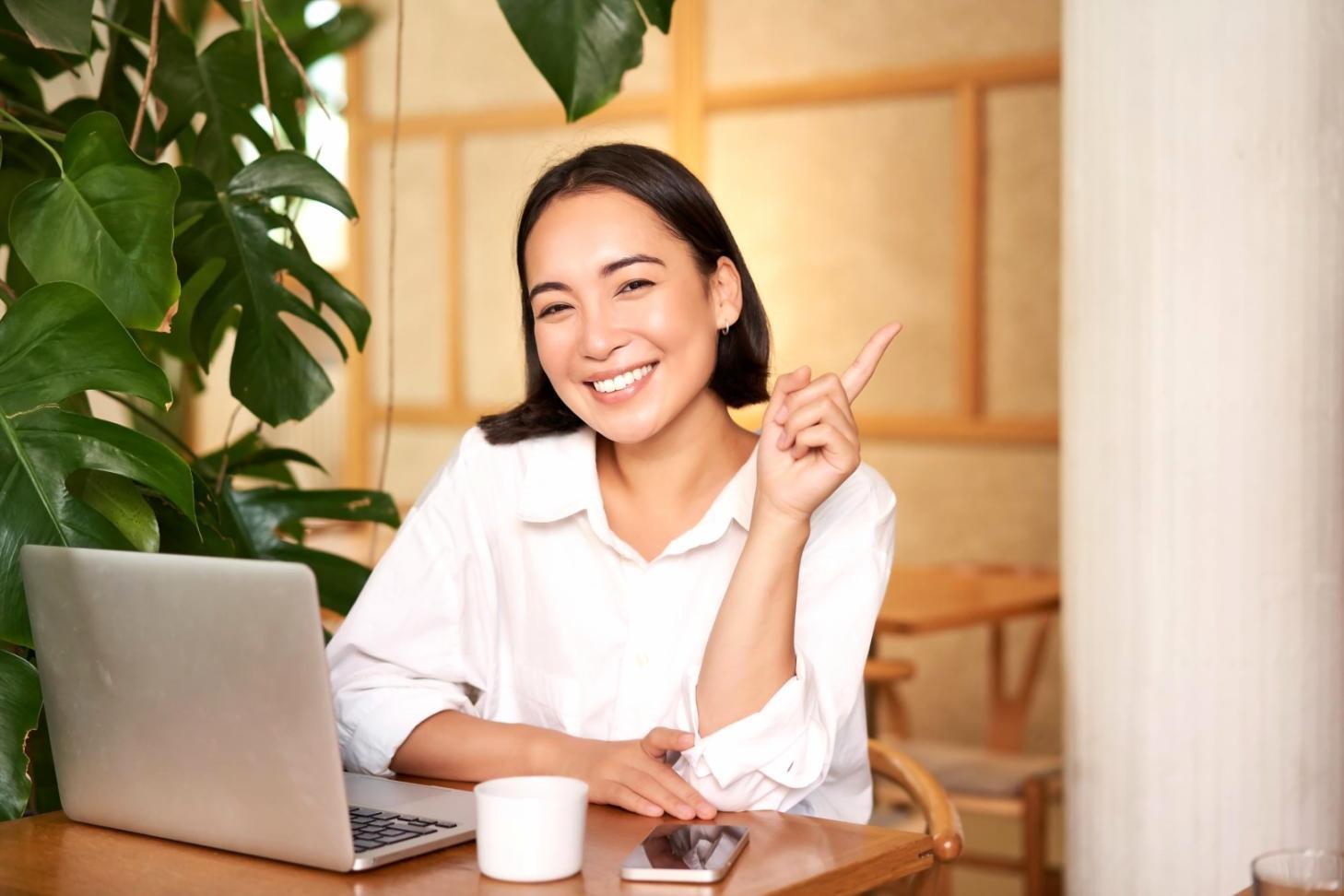 Estudiantes trabajando en estrategias de SEO local