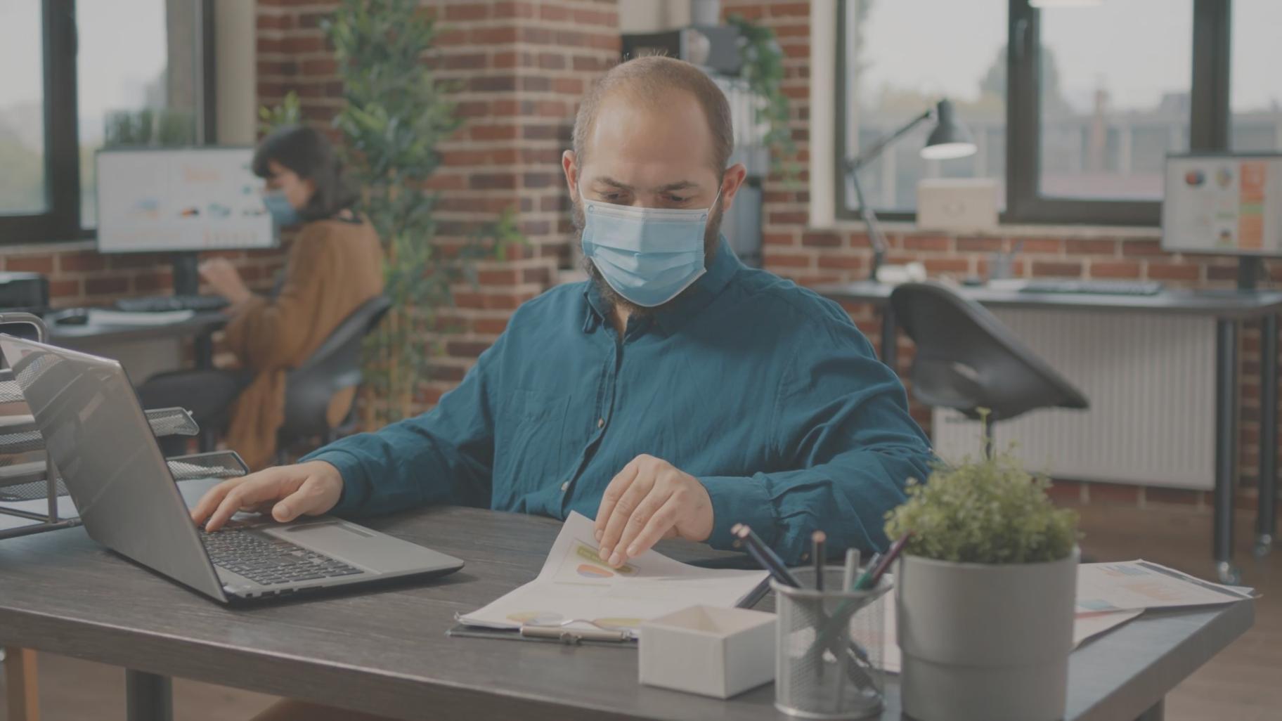Estudiantes internacionales colaborando en sesión de aprendizaje